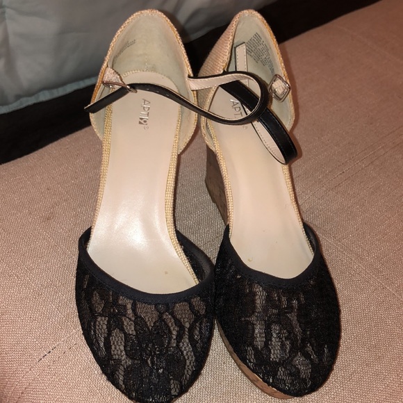 Lace Wedges - Picture 2 of 5